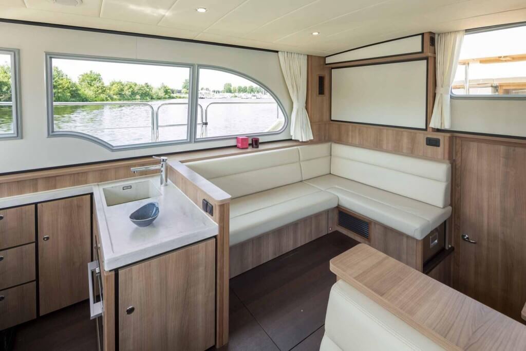 Salon mit Essbereich und Sitzecke - Linssen Grand Sturdy 40 AC Yachturlaub auf der Ostsee
