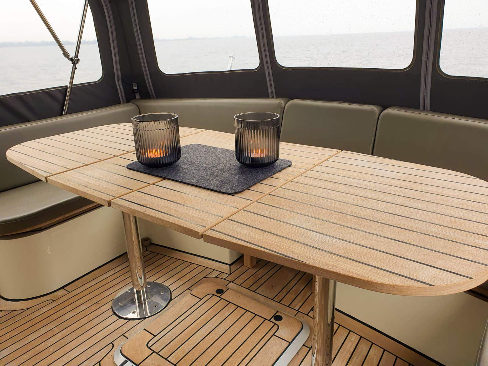 Tisch auf dem Top-Deck - Linssen Yacht Grand Sturdy 40 AC - Anna Sophie - Ostsee