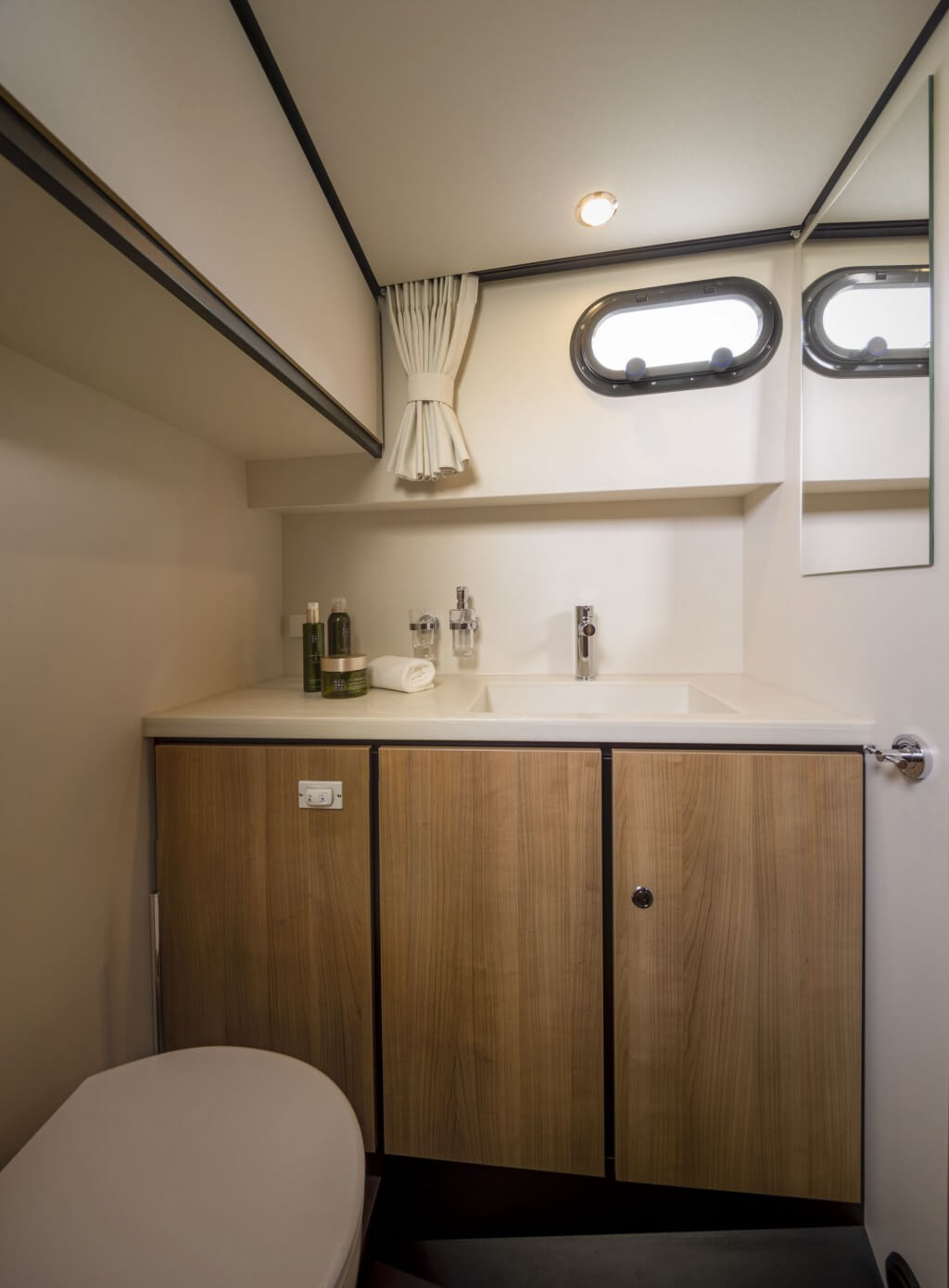Momo - Sports-Line 35 AC - WC mit Waschbecken und kleinem Fenster